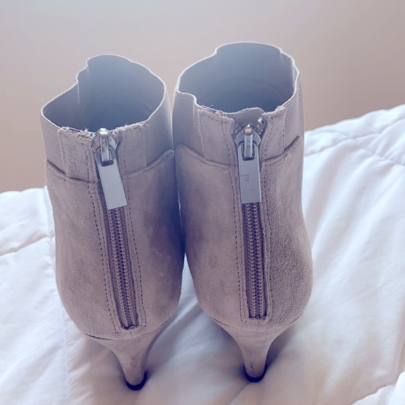 Size 9 pointy, suede, ankle booties - Picture 4 of 9